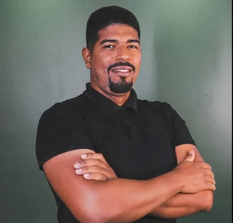 Caio Silva, barbeiro do Salão Jovem