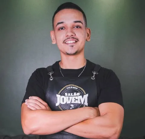 Jordan Marques, barbeiro do Salão Jovem