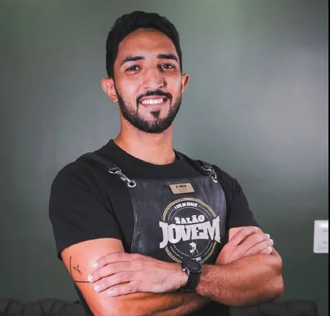 Victor Mendes, barbeiro do Salão Jovem
